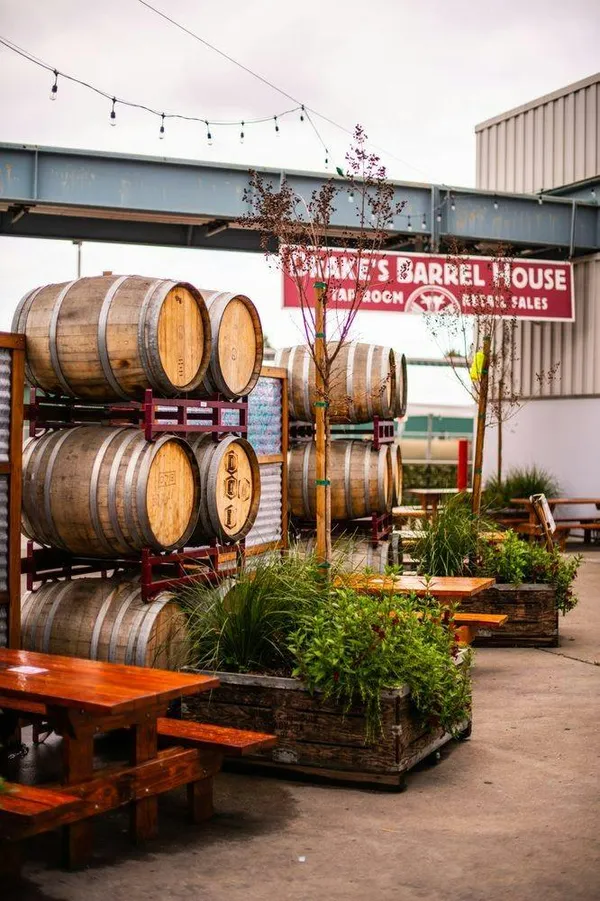 Drake's Barrel House - San Leandro — Bar restaurant in San Leandro