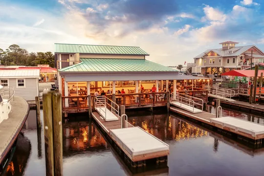 Edgewater 122 — Bistro restaurant in Southport