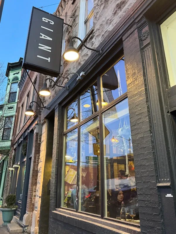 Giant — American restaurant in Chicago