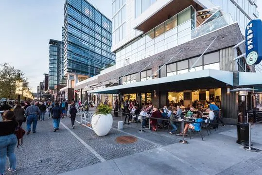 Hank's Oyster Bar - The Wharf — Seafood restaurant in Washington D.C.