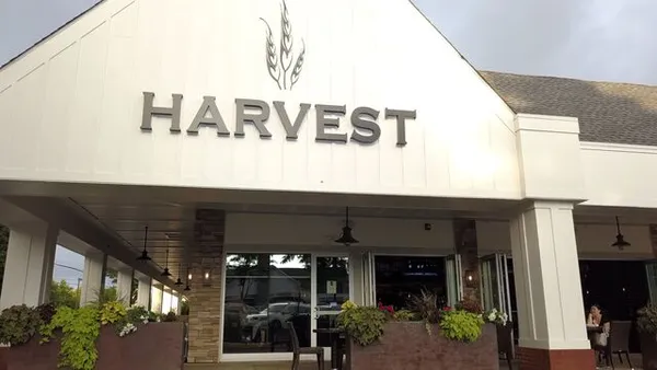 Harvest Seasonal Grill & Wine Bar Newtown — American restaurant in Newtown
