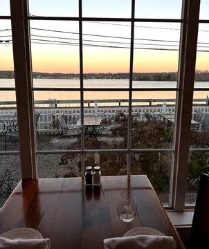 Lakeside Bar & Grill — American restaurant in East Hampton