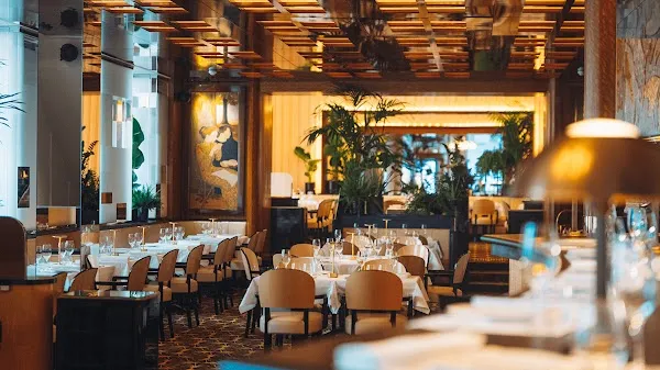 Le Relais Plaza — French restaurant in Paris