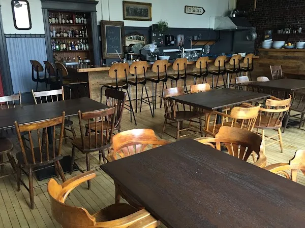 Les Brumes du Coude — French restaurant in Moncton