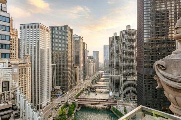 LH on 21 & 22 — Cocktails restaurant in Chicago