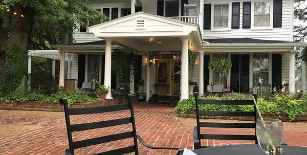 Lola’s Farmhouse — American restaurant in Manakin-Sabot