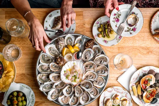 Perla Seafood & Raw Bar — Seafood restaurant in Maplewood