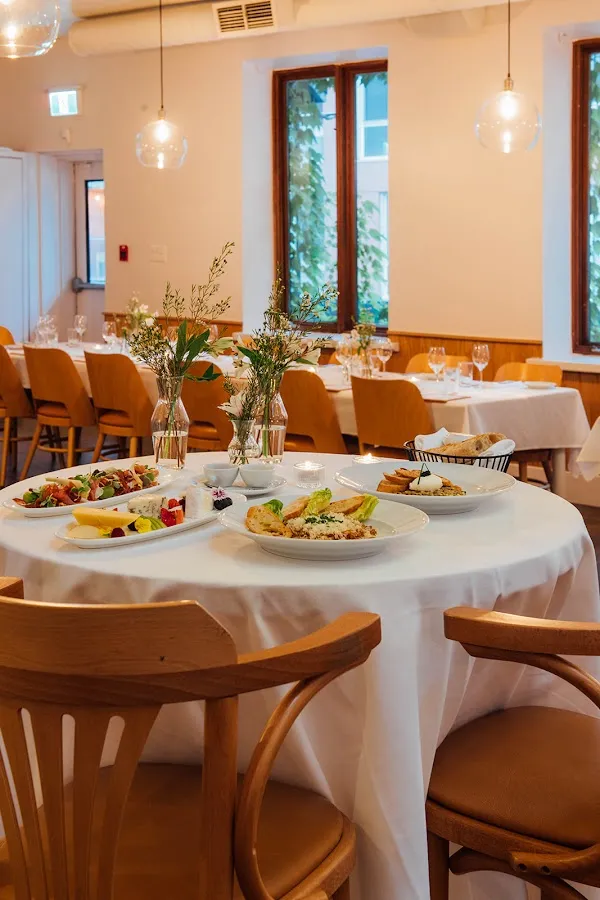 Place Carmin — French restaurant in Montréal
