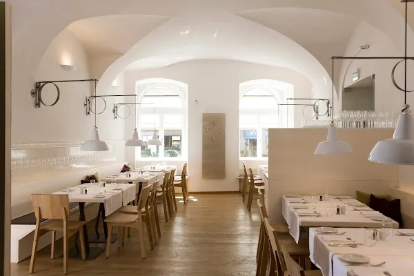 Plachuttas GASTHAUS zur OPER — Austrian restaurant in Wien