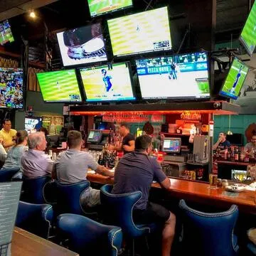 Q's Billiard Club — American restaurant in Los Angeles