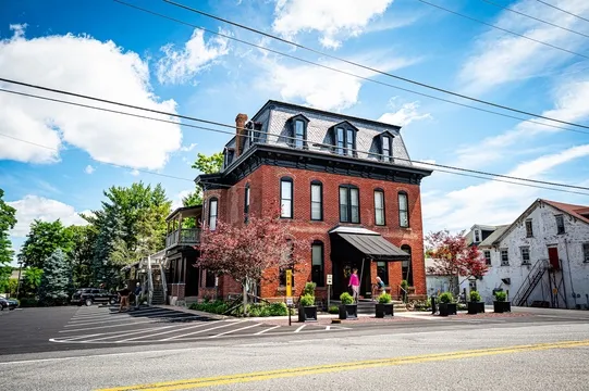 Quentin Tavern — American restaurant in Lebanon