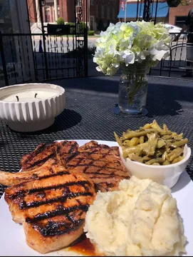 Shades Café and Steakhouse — American restaurant in Middlesboro