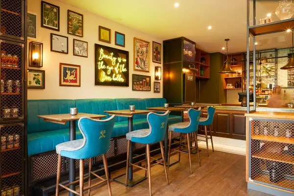 Sit & Sip Horsham — Al Fresco, Bar restaurant in Redhill