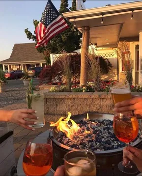Smugglers Cove — Seafood restaurant in Greenport