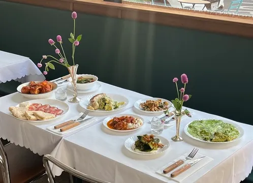 Sunsets at La Cantine — European restaurant in New York