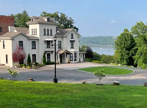 The Hudson House & Distillery — American restaurant in West Park